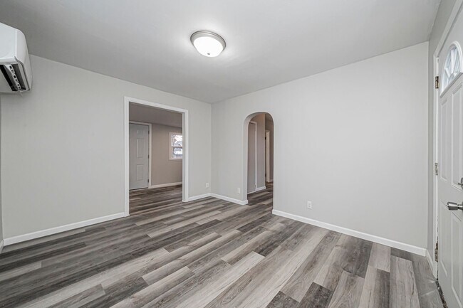 Foto del edificio - Please View 3D Virtual Walk-Through Before Scheduling a Showing