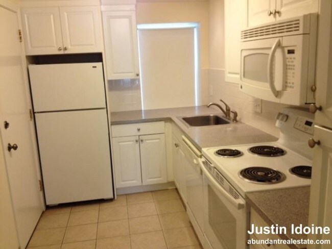 Building Photo - 2 bedroom in Lexington MA 02421