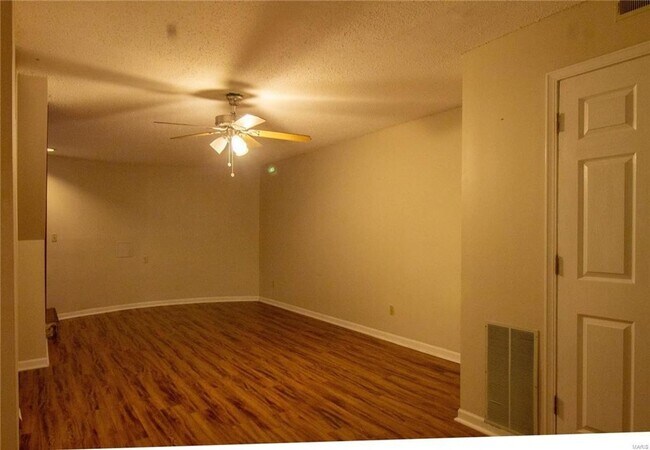 Building Photo - Lindell Blvd  4319 #d