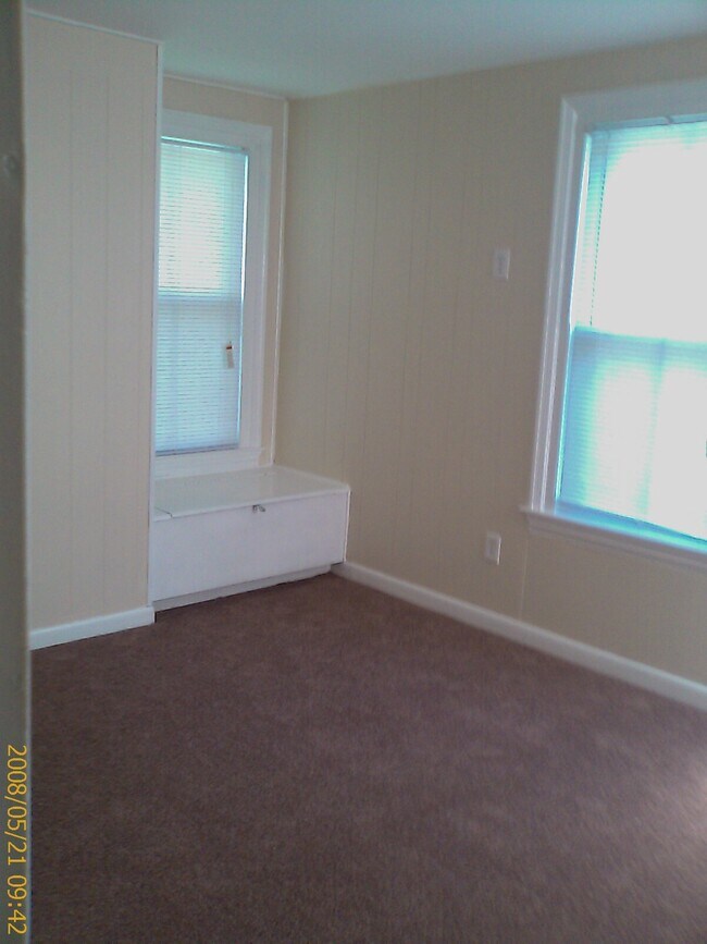 Building Photo - 252 Naubuc Ave