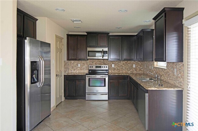Building Photo - 864 Foxfire Dr