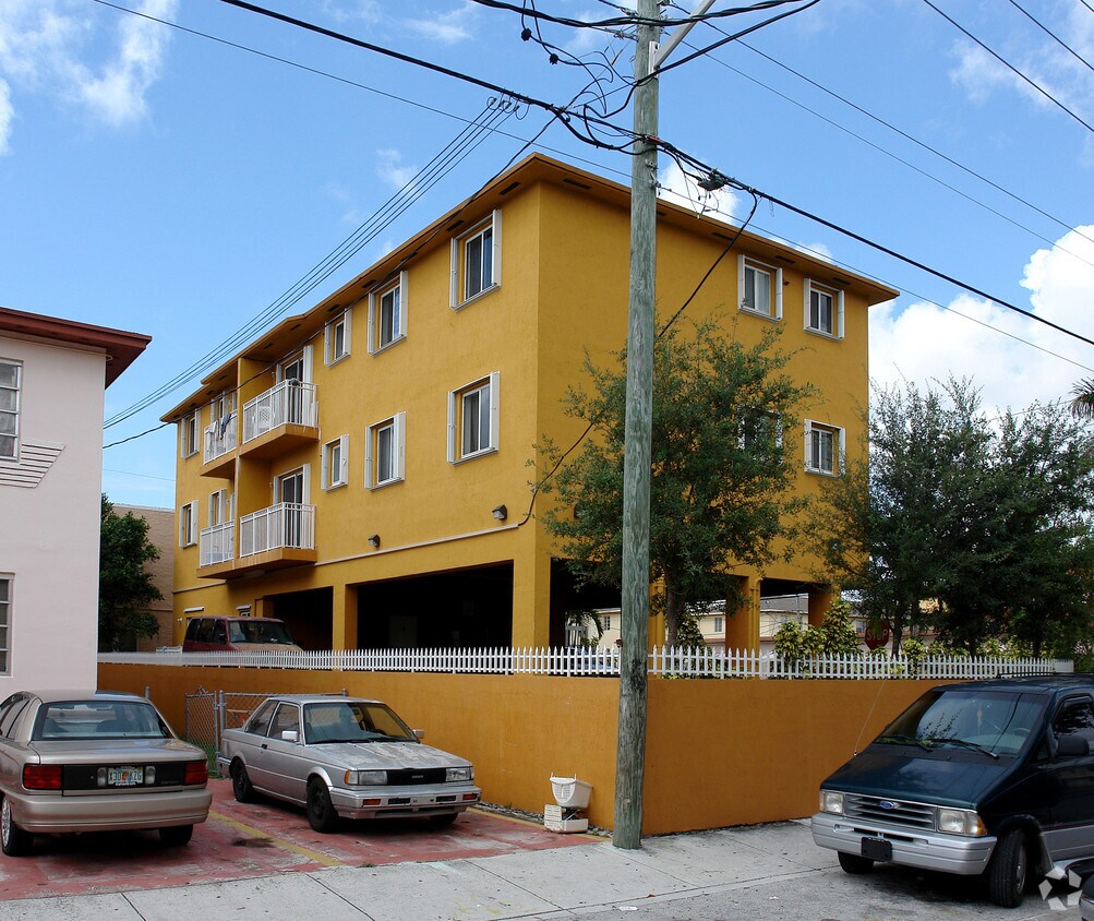 Building Photo - 880 SW 3rd St