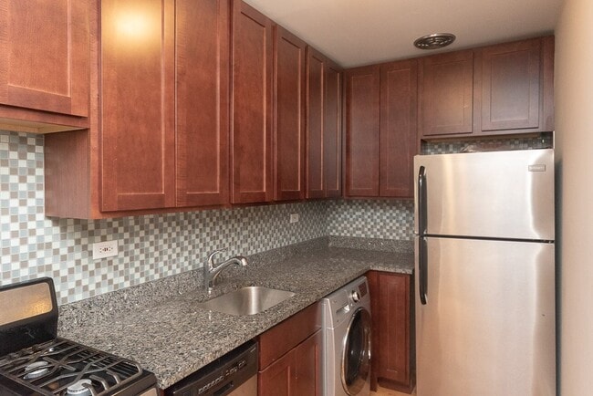 Building Photo - 557 W Arlington Pl