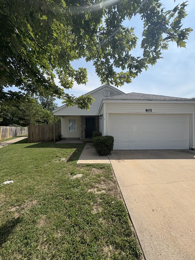 Building Photo - 601 Cedarbrook Ct