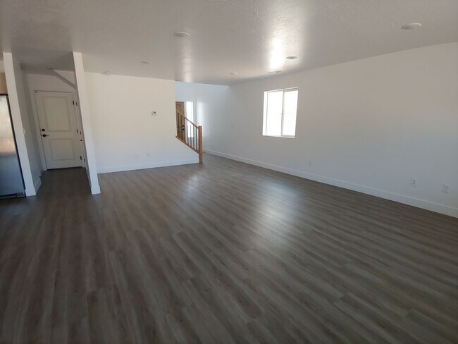 Building Photo - Charming Townhome