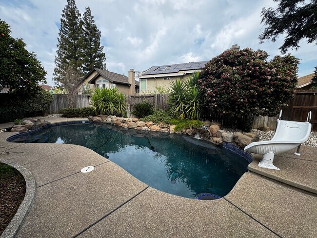 Foto del edificio - BEAUTIFUL 2 STORY 4 BD, 3 BATH, 3 CAR GARAGE, WITH POOL!