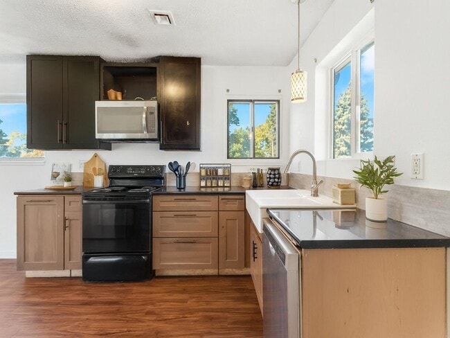 Foto del edificio - 4BR w/ Driveway Parking near Denver Zoo & City Park