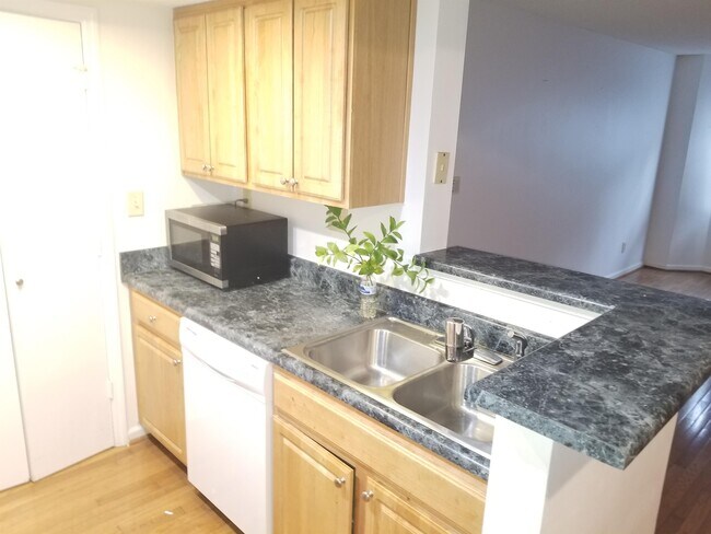 Building Photo - 2050 Chastain Park Ct NE