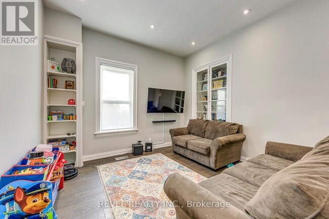 Building Photo - 48 Young St