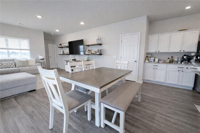 Building Photo - 208 W Laurel Ave