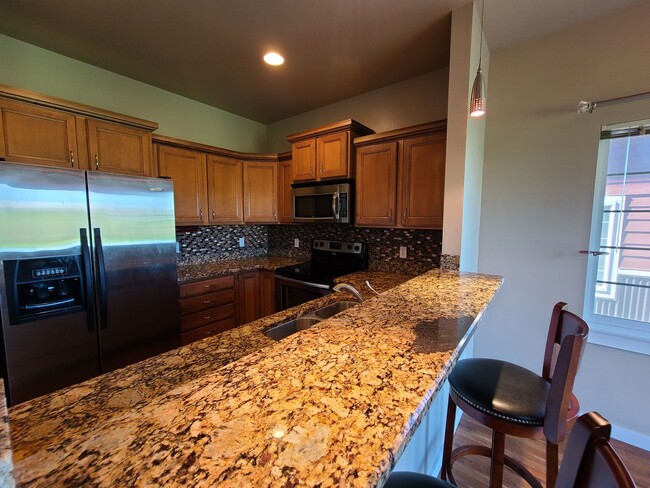 Building Photo - Beautiful 3 Bed 2.5 Bath Town house with A...