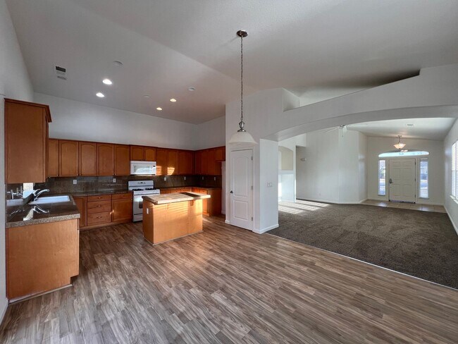 Foto del edificio - 4 bedroom Fernley Home.