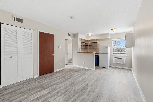 Interior Photo - 695 Riverview