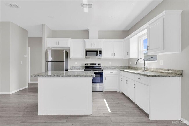 Building Photo - 13 S Dahlia St