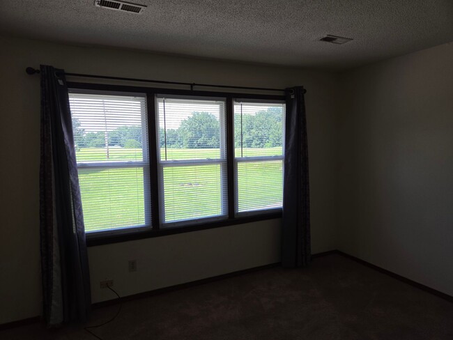 Building Photo - 306 W Southampton Dr