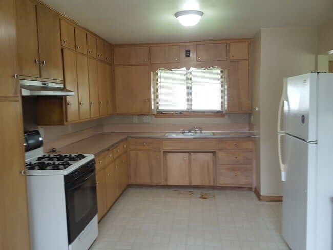 Foto del edificio - Available NOW! Four Bed/Two and Half Bath