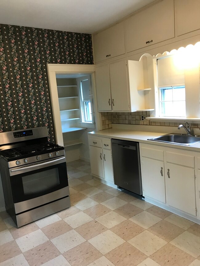 Building Photo - 8 Meridian St