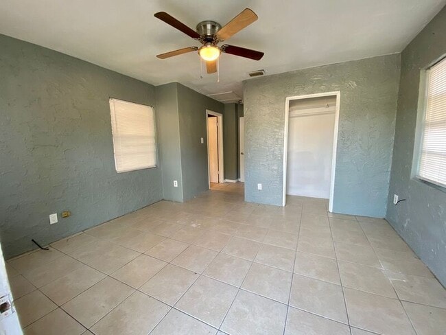 Building Photo - 4246 Minoso St
