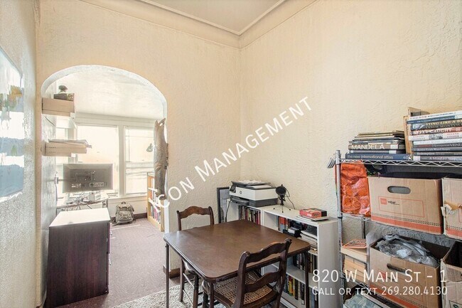 Foto del edificio - 820 W Main St