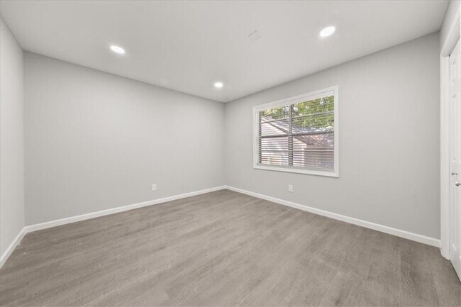 Building Photo - 2637 Lester St