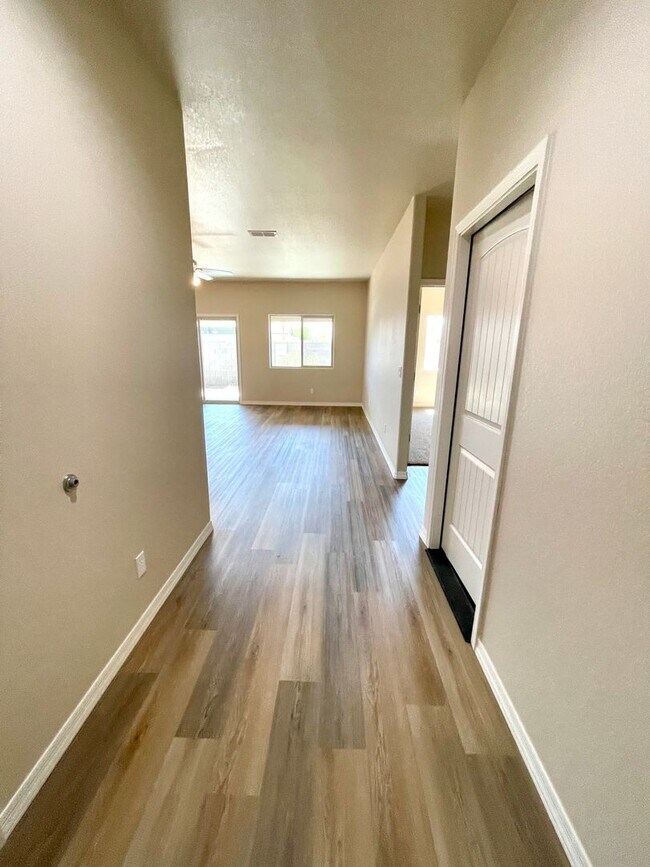 Foto del edificio - Beautiful 2024 Built 3 Bedroom Home in Leg...