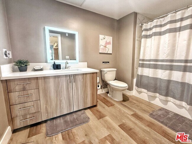 Foto del edificio - 723 S St Andrews Pl