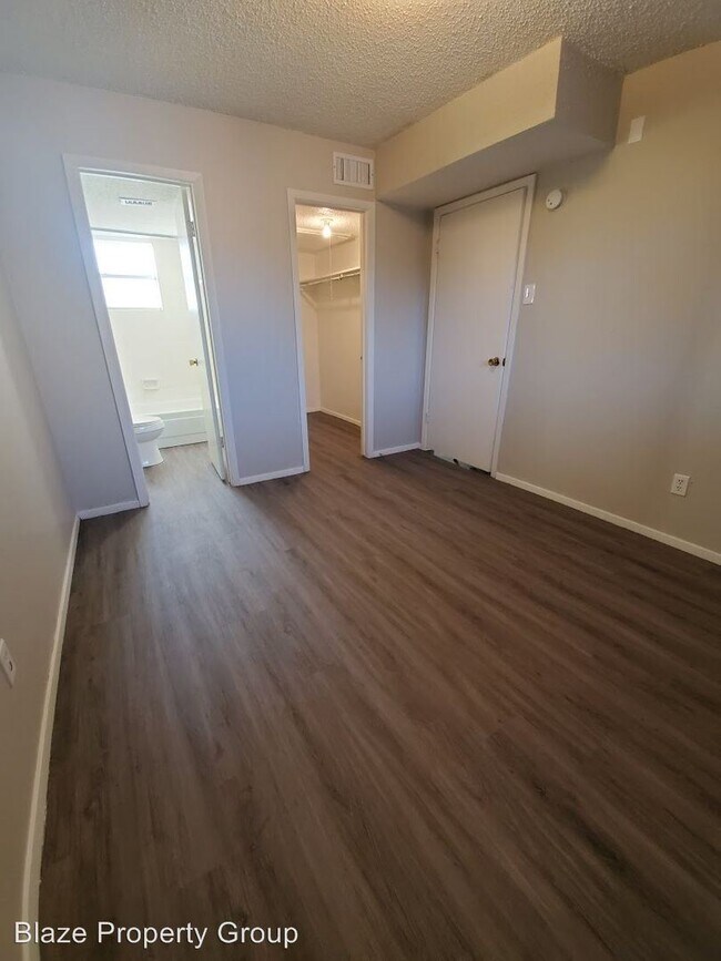 Foto del edificio - 1 br, 1 bath Apartment - 2800 Lometa Dr