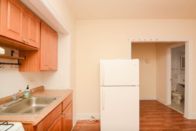 Building Photo - 3335 W Diversey Ave