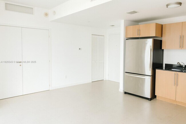 Building Photo - 300 S Biscayne Blvd