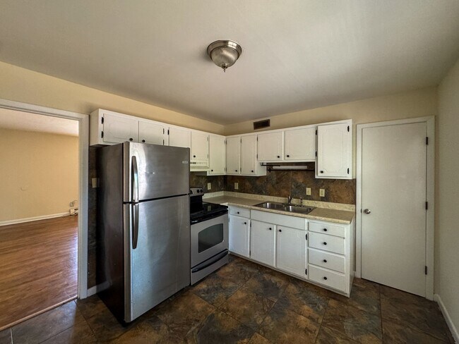 Foto del edificio - Conveniently Located 2 Bed 1.5 First Floor Unit