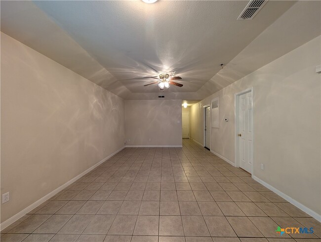 Building Photo - 956 Misty Acres Dr