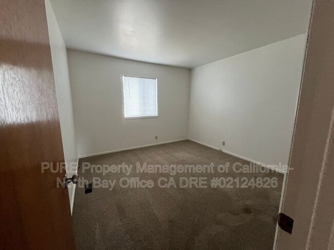 Building Photo - 305 Oak Manor Dr