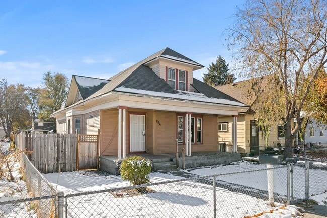 Building Photo - HUGE! 3 Bedroom Home with large fenced bac...