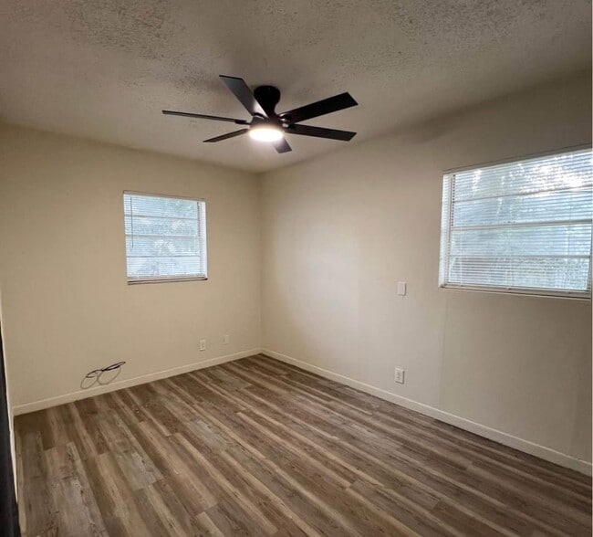 Building Photo - 7029 Glenview Dr