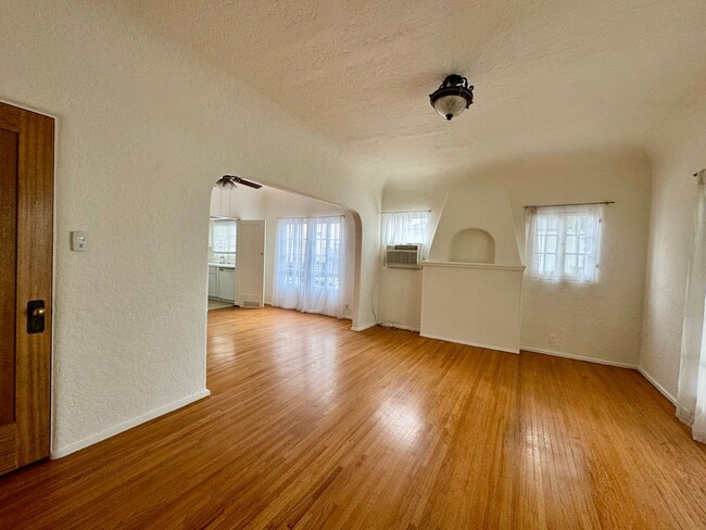 Building Photo - Spanish charm Large and bright hardwood fl...