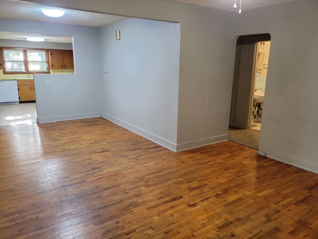 Building Photo - 4 Bedroom 2 Bathroom! $1100!