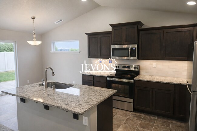 Foto del edificio - Coming Soon! Great Home with Granite Kitchen & 2-Car Garage in Yakima??????