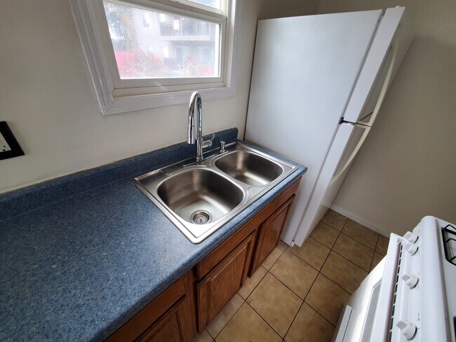 Building Photo - 1327 N Orange Dr
