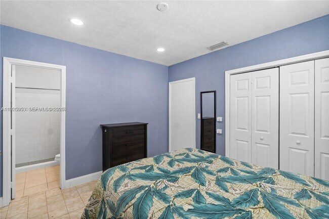 Building Photo - 570 W 46th Pl