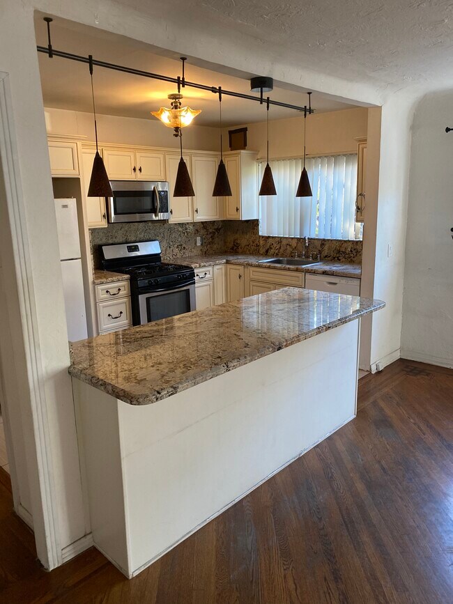 Foto del edificio - 6448 Lindenhurst Ave