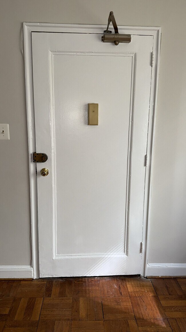 Foto del edificio - 3819 Davis Pl NW