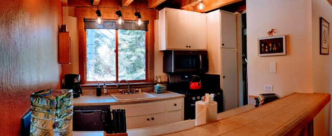 Building Photo - 5060 Gold Bend