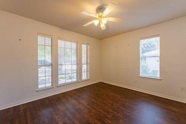 Foto del edificio - Amazing 4 bedroom, 2.5 bathroom Home in Se...