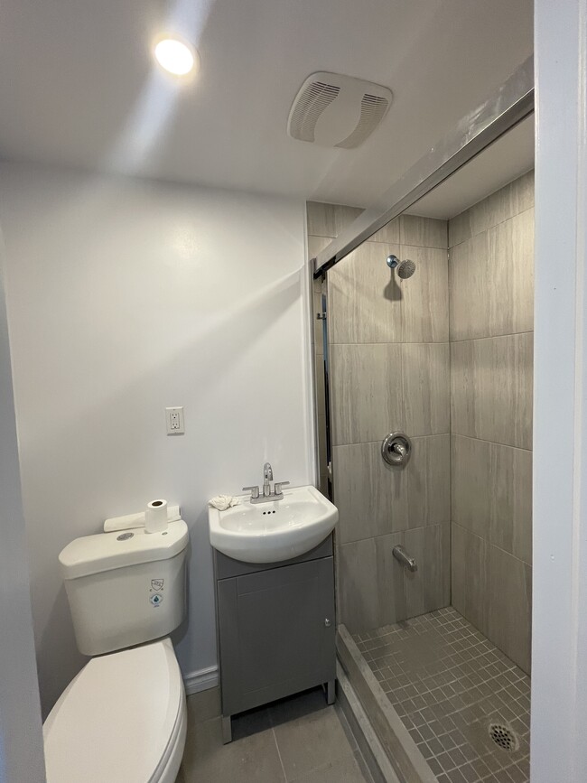 Photo du bâtiment - 658 Dundas St W