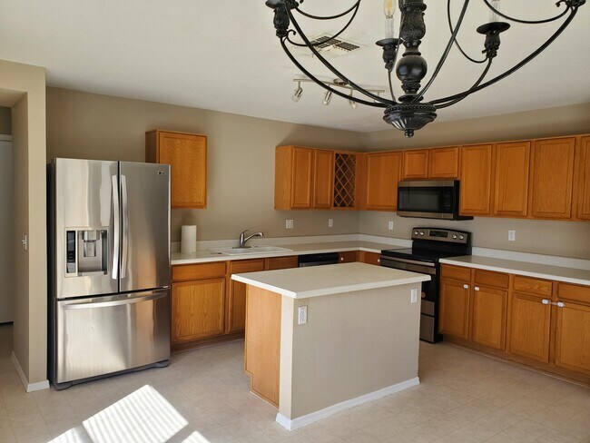 Kitchen w/ Island - 575 W Racine Loop