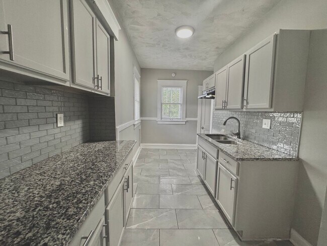 Building Photo - Recently Renovated 3BD/2BA House in KCMO