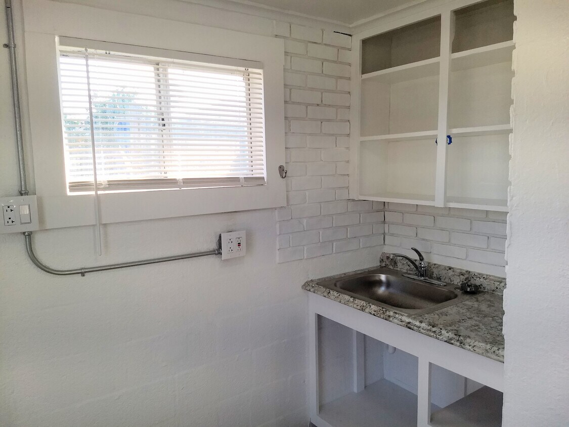 Foto principal - 1129 Central St