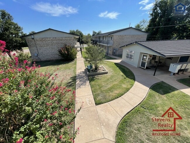 Building Photo - 1502 NW Kingsbury Ave