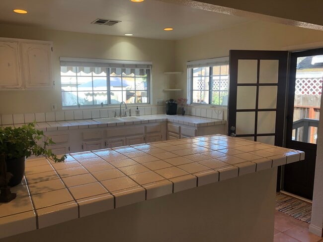 Cocina amplia, soleada y abierta. - 2208 Gramercy Ave