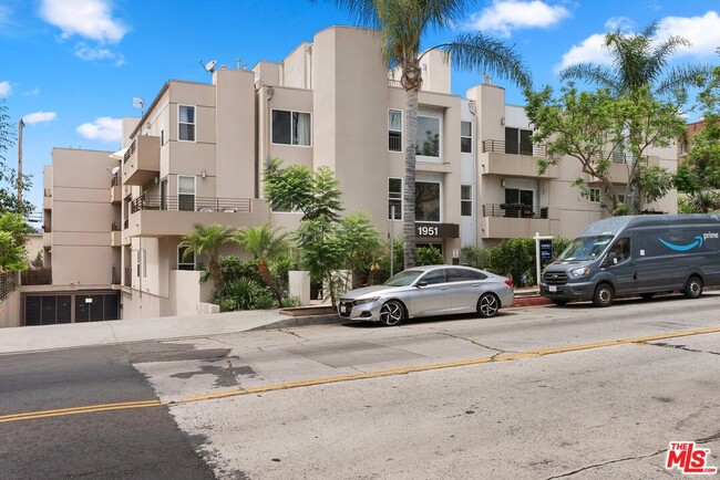 Foto del edificio - 1951 Beachwood Dr